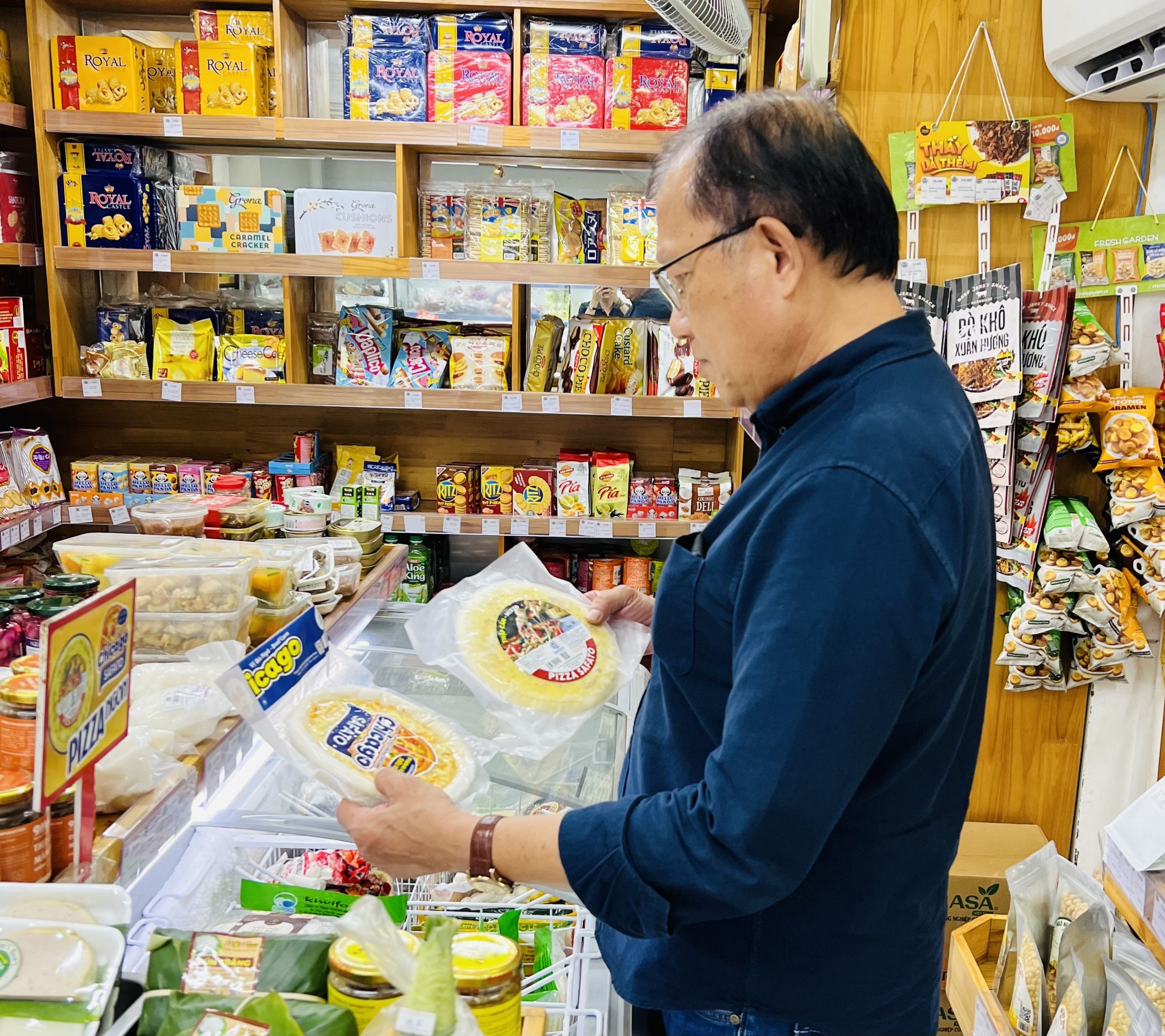 Hình ảnh: Mr. Gee Bang đến thăm quan sản phẩm phân phối của Chibi Vietnam tại các cửa hàng.