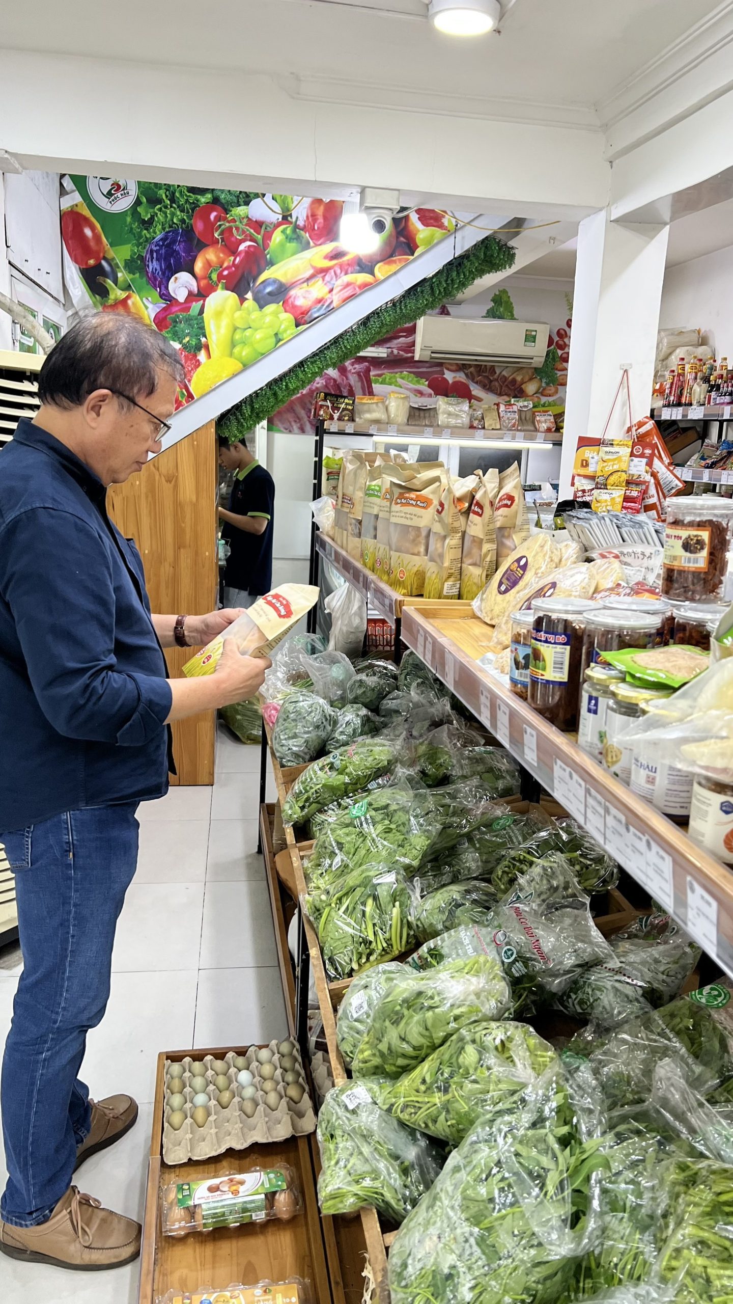 Hình ảnh: Mr. Gee Bang đến thăm quan sản phẩm phân phối của Chibi Vietnam tại các cửa hàng